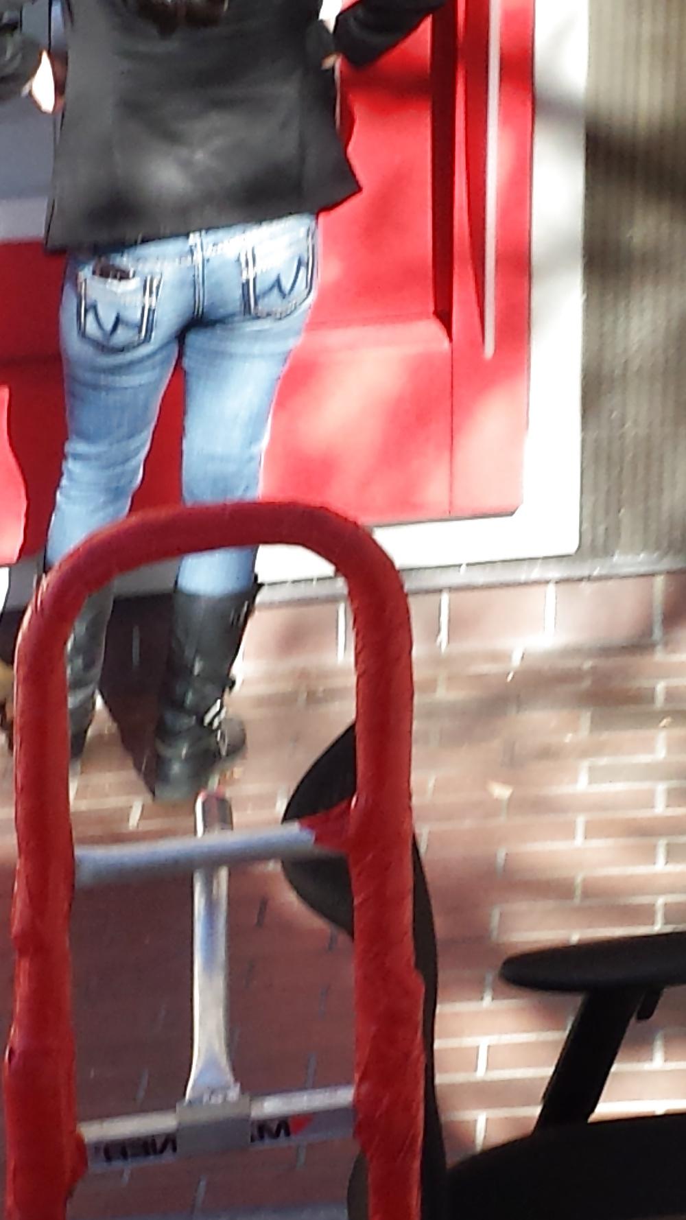 8P Voyeur at atm