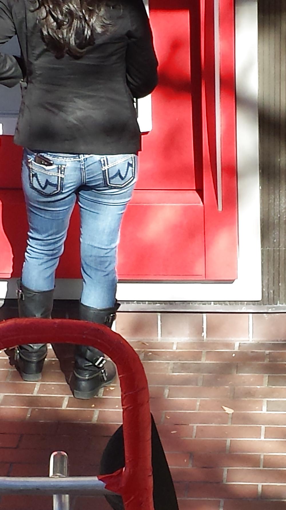 8P Voyeur at atm