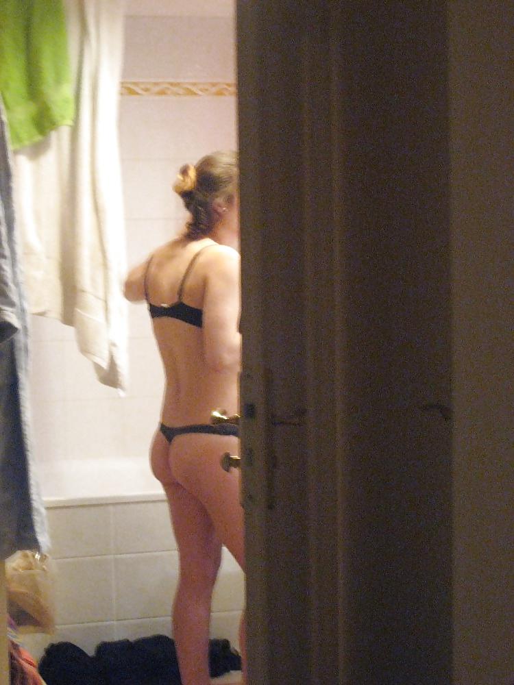 4P Au matin a l'hotel, lucille se prepare...