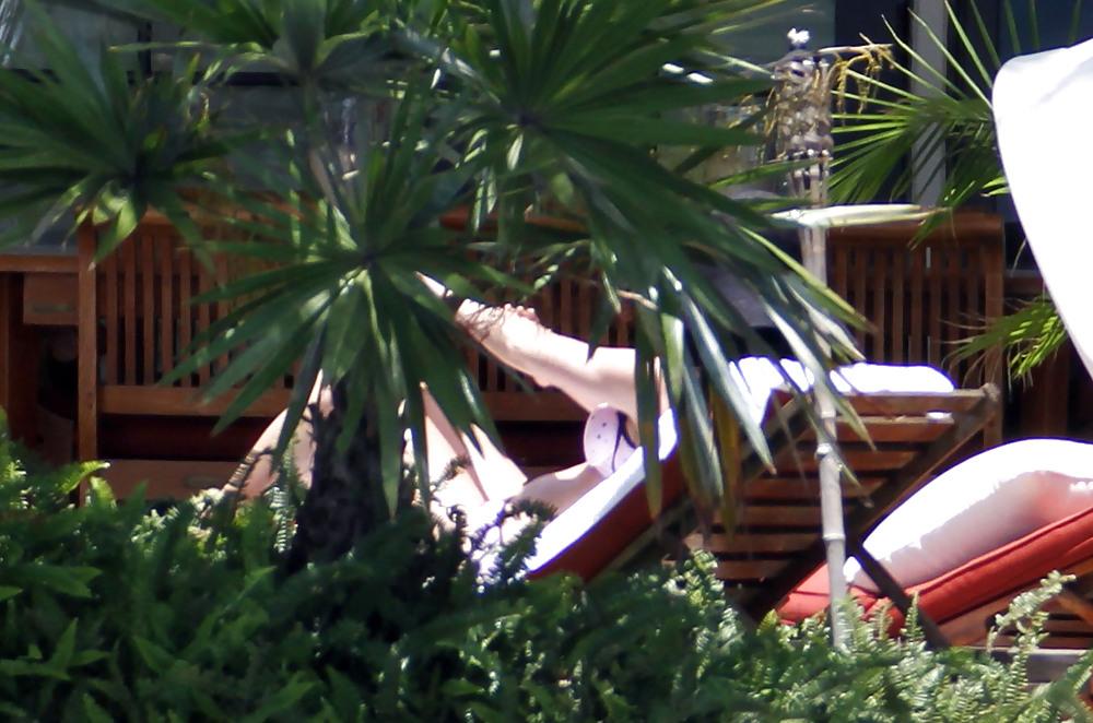 14P Katy Perry at her Hotel in Miami