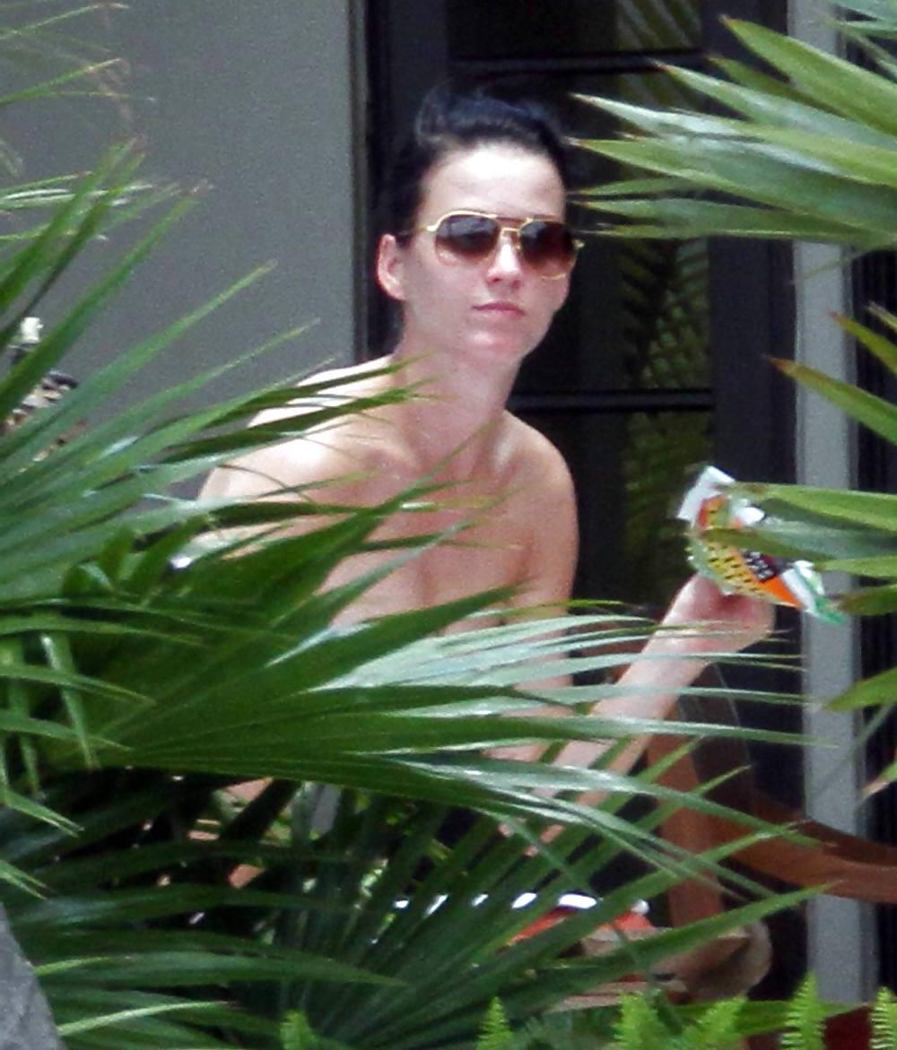14P Katy Perry at her Hotel in Miami