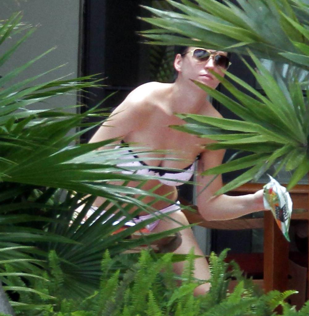 14P Katy Perry at her Hotel in Miami