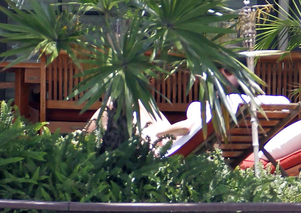 14P Katy Perry at her Hotel in Miami