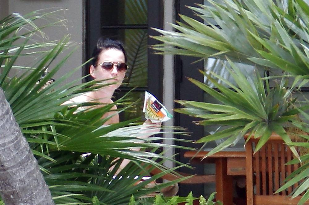 14P Katy Perry at her Hotel in Miami