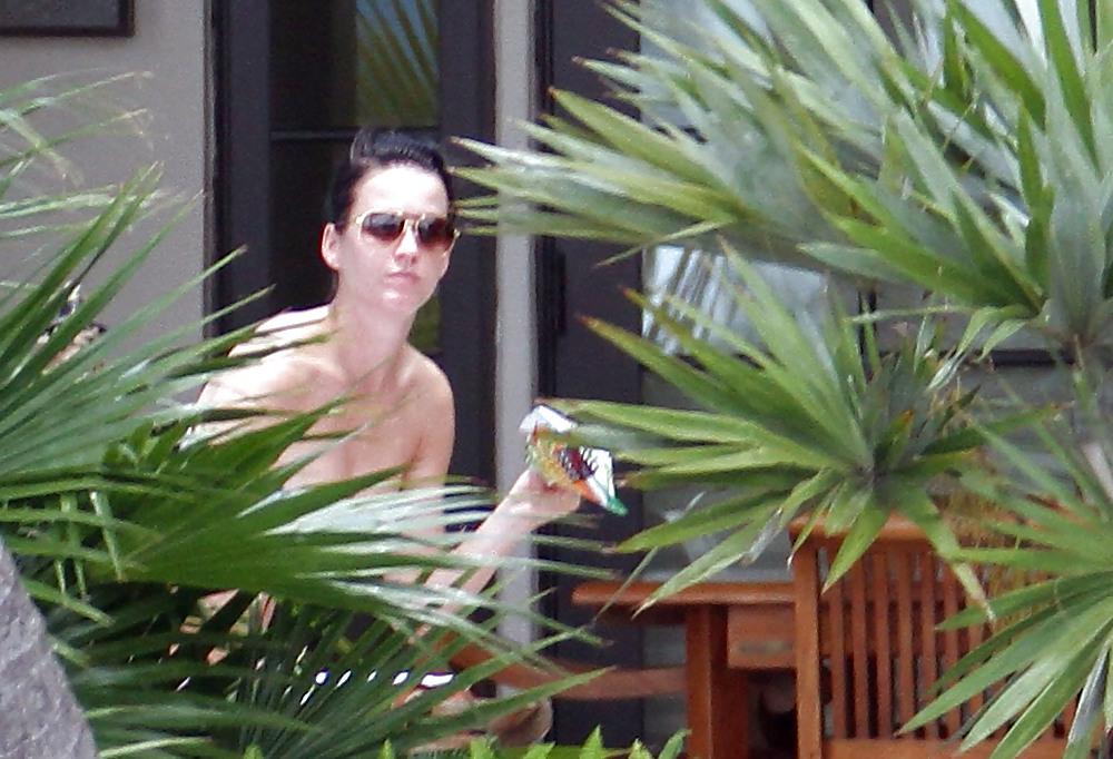 14P Katy Perry at her Hotel in Miami