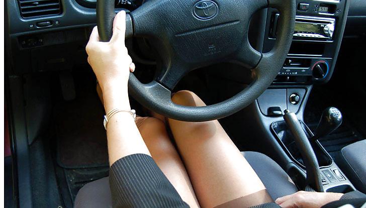 25P Amateur lady lunch date in car
