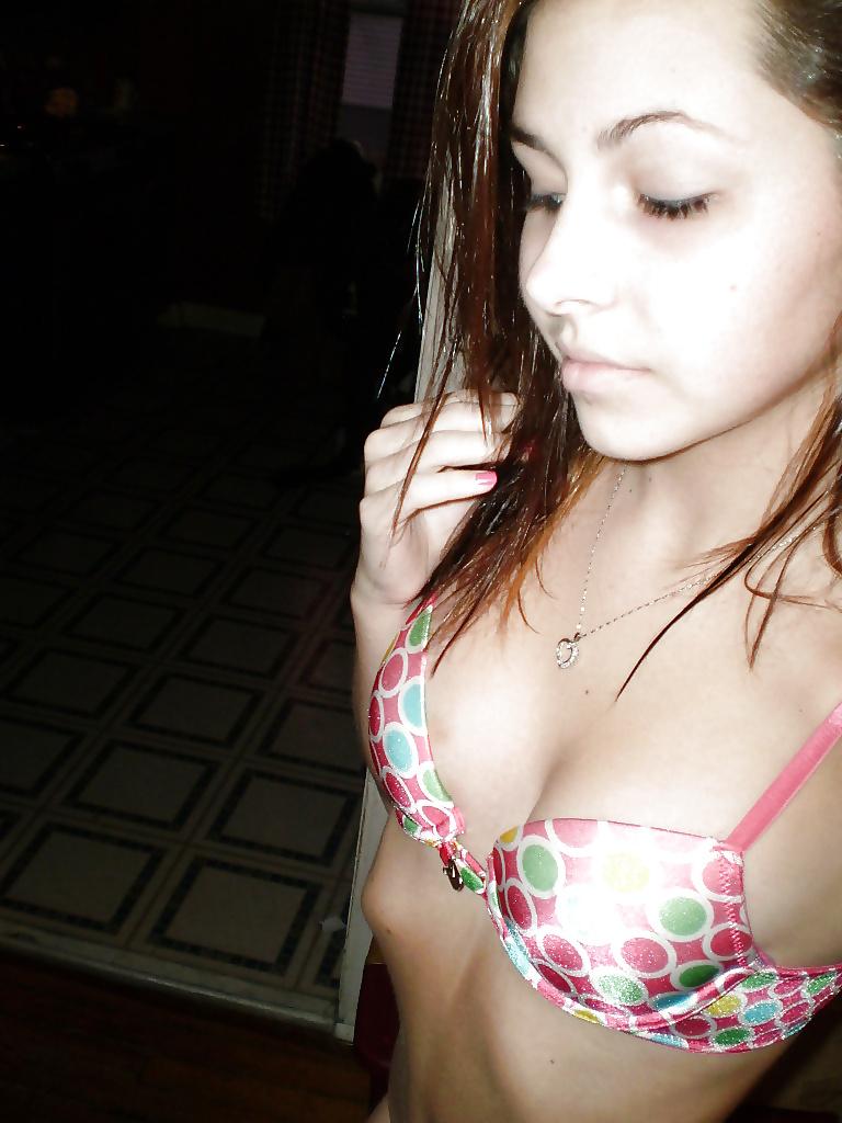25P Young Amateur Girl With Camera