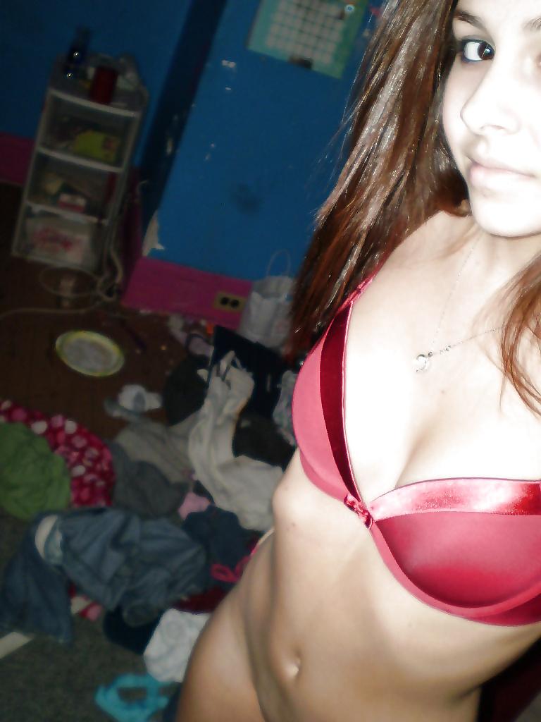 25P Young Amateur Girl With Camera