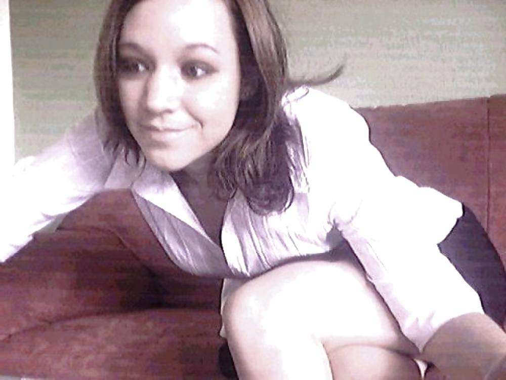 25P Hot and sexy German Teengirl likes posing on Cam