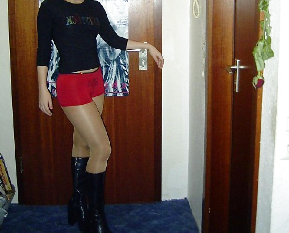 25P Hot and sexy German Teengirl likes posing on Cam