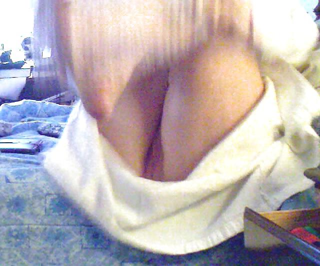 4P Unaware wife's pussy lips