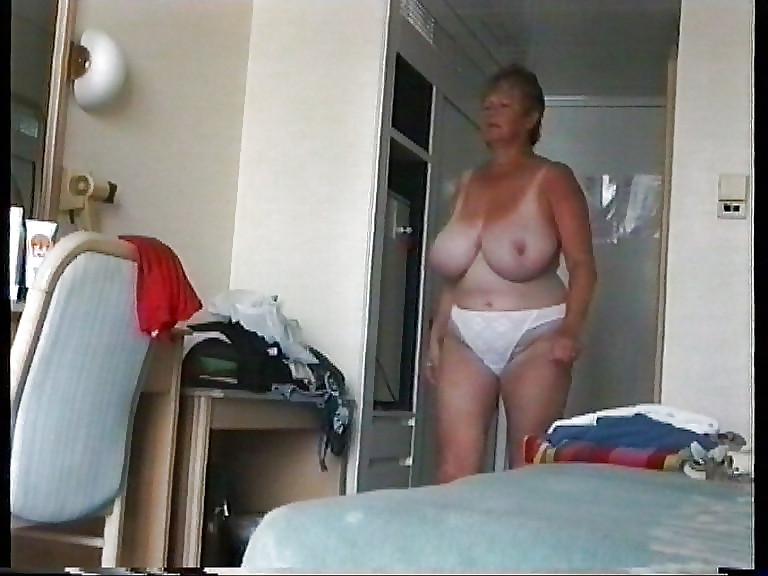 25P The Sexy Housewife 20