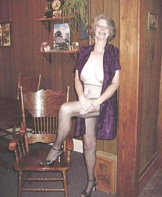 25P The Sexy Housewife 32