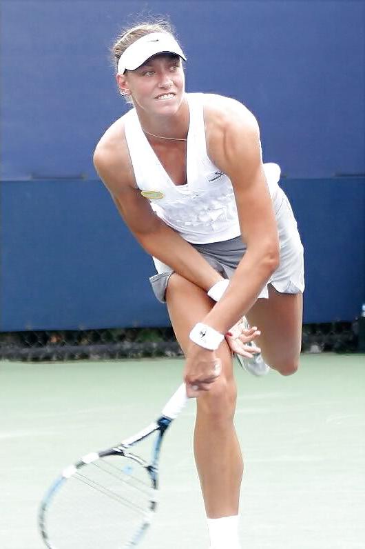 11P Belgian tennis babe - Yanina Wickmayer