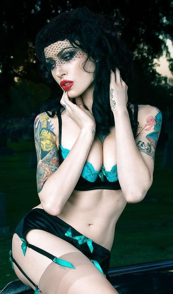 25P Beautiful naked girls with tattoos
