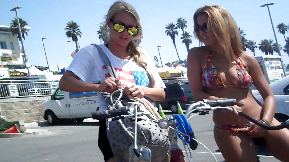 4P Girls on bikes in bikini