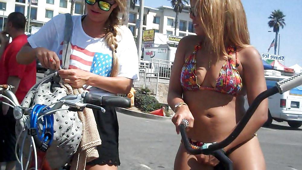 4P Girls on bikes in bikini
