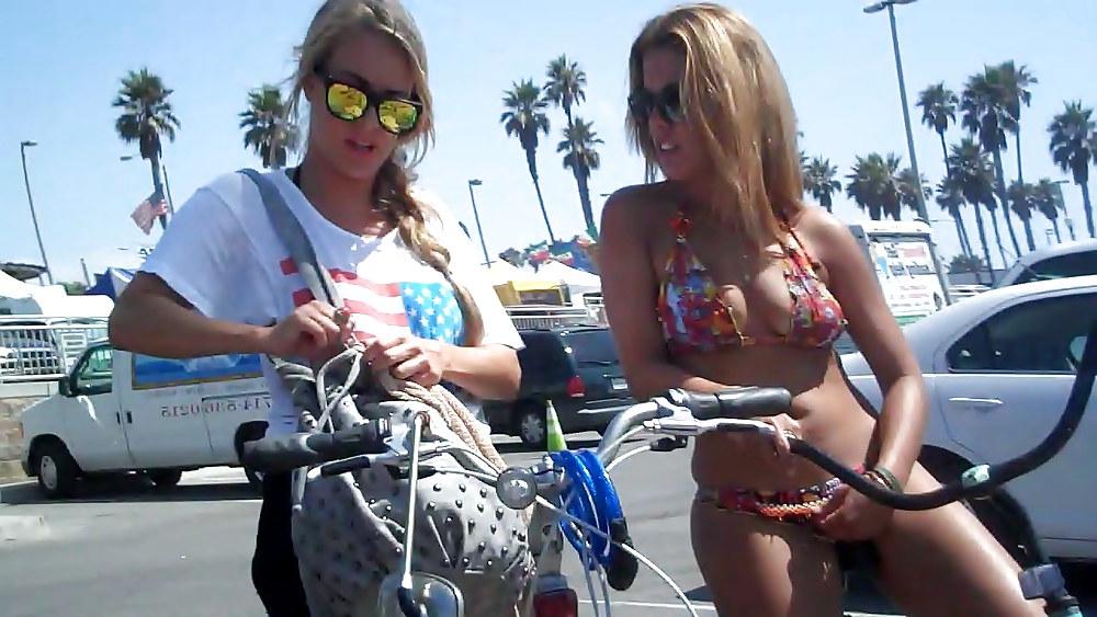 4P Girls on bikes in bikini