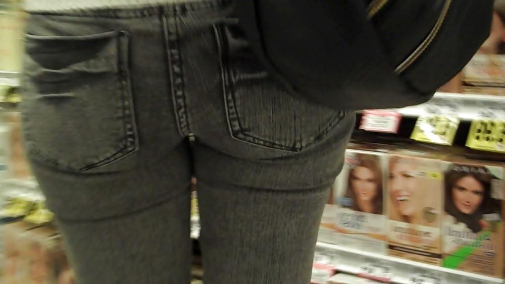 10P Ass and butts in some jeans here