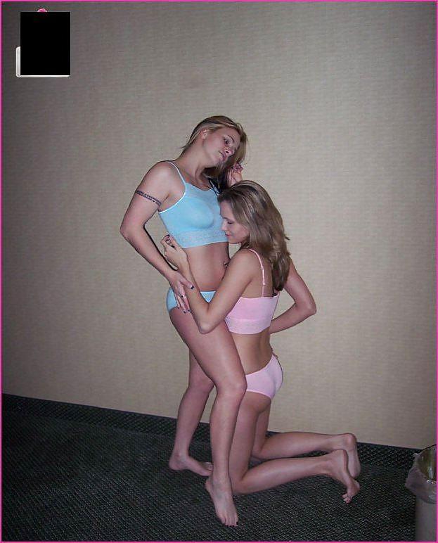 19P Lesbian Couple have Fun !