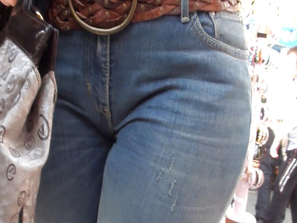 25P Public camel toes