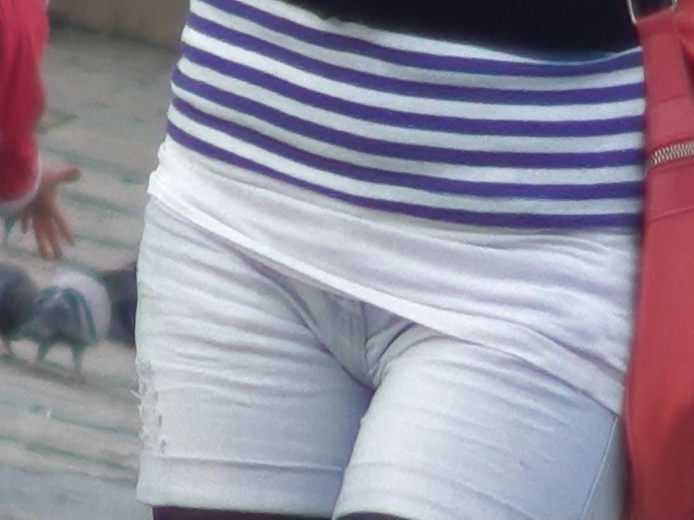 25P Public camel toes