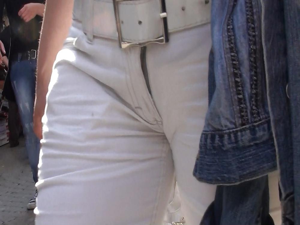 25P Public camel toes