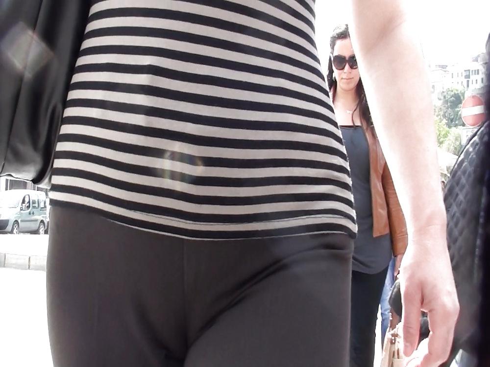 25P Public camel toes