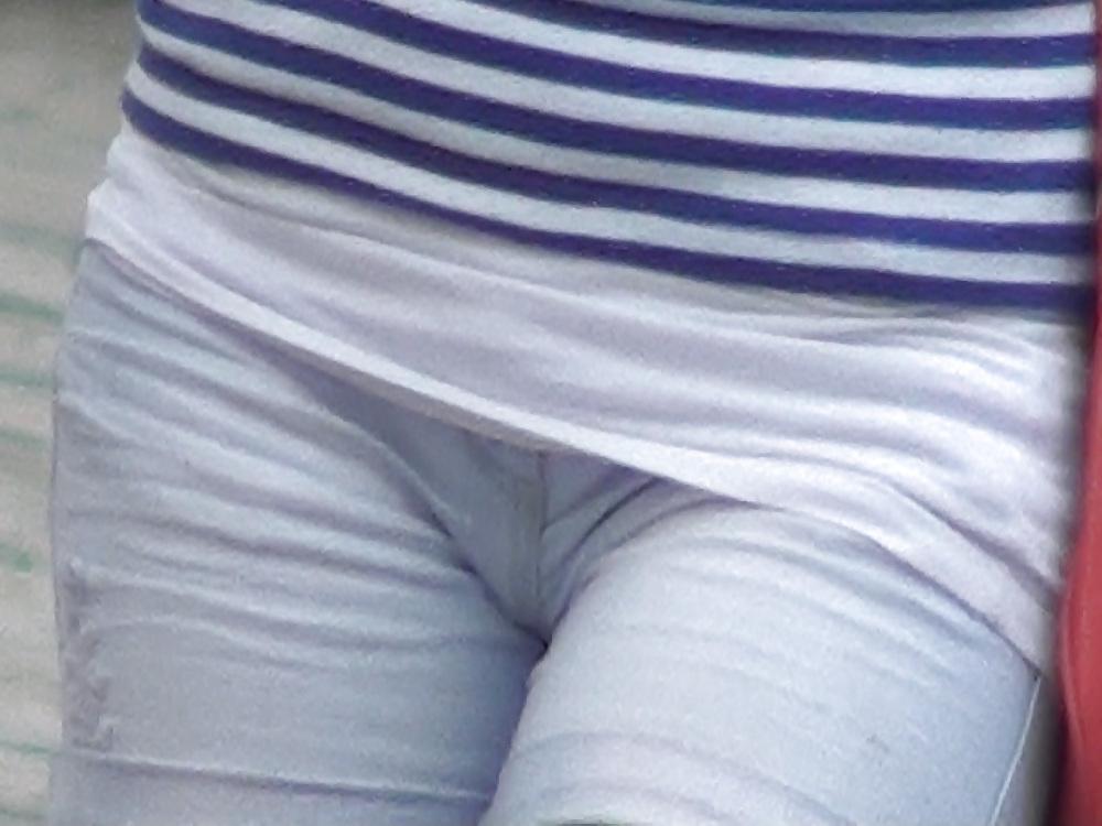 25P Public camel toes