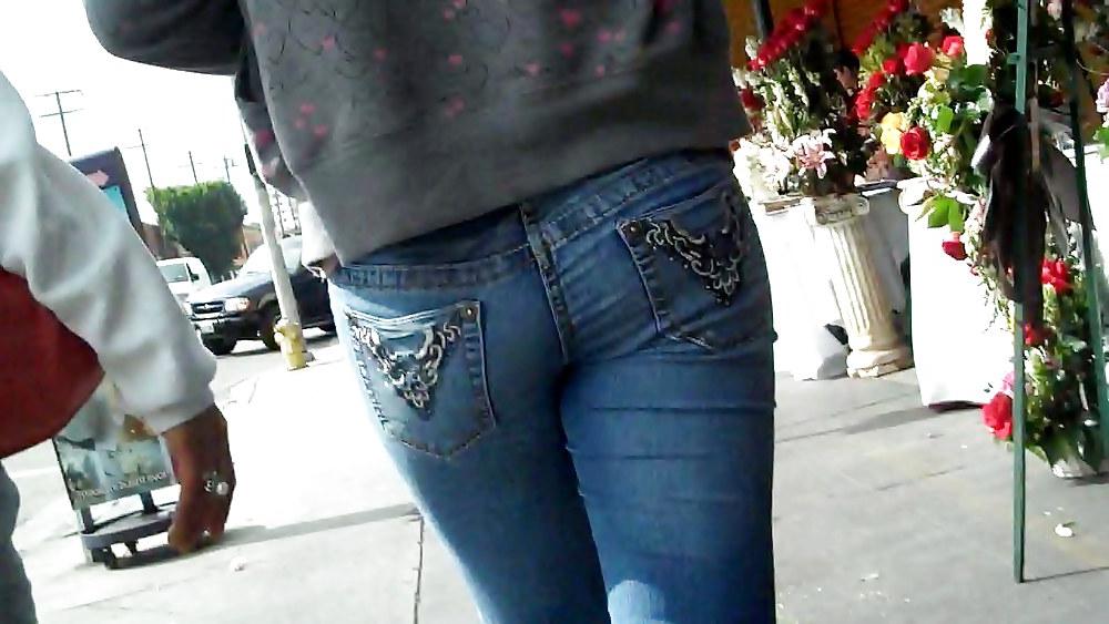 25P A few butts and crazy ass in jeans looking good