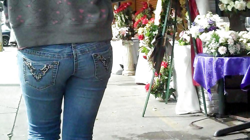 25P A few butts and crazy ass in jeans looking good