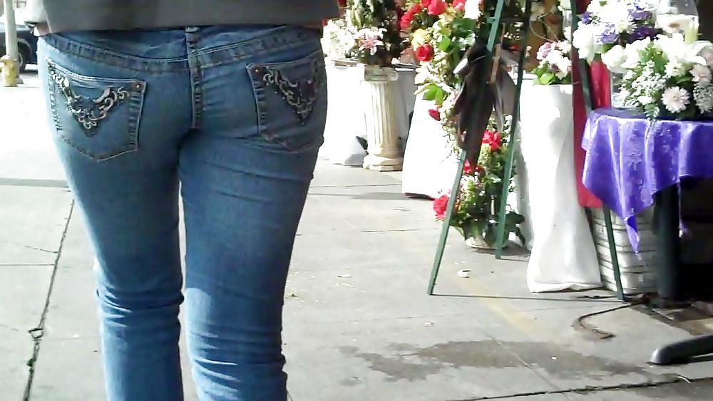 25P A few butts and crazy ass in jeans looking good