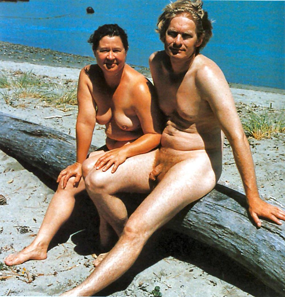20P Naked couple 30.