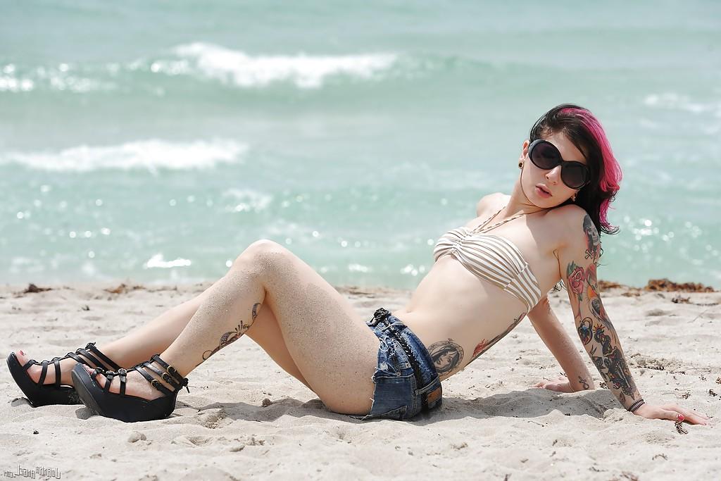 12P Enormously sexy amateur babe removes her shorts and exhibits twat