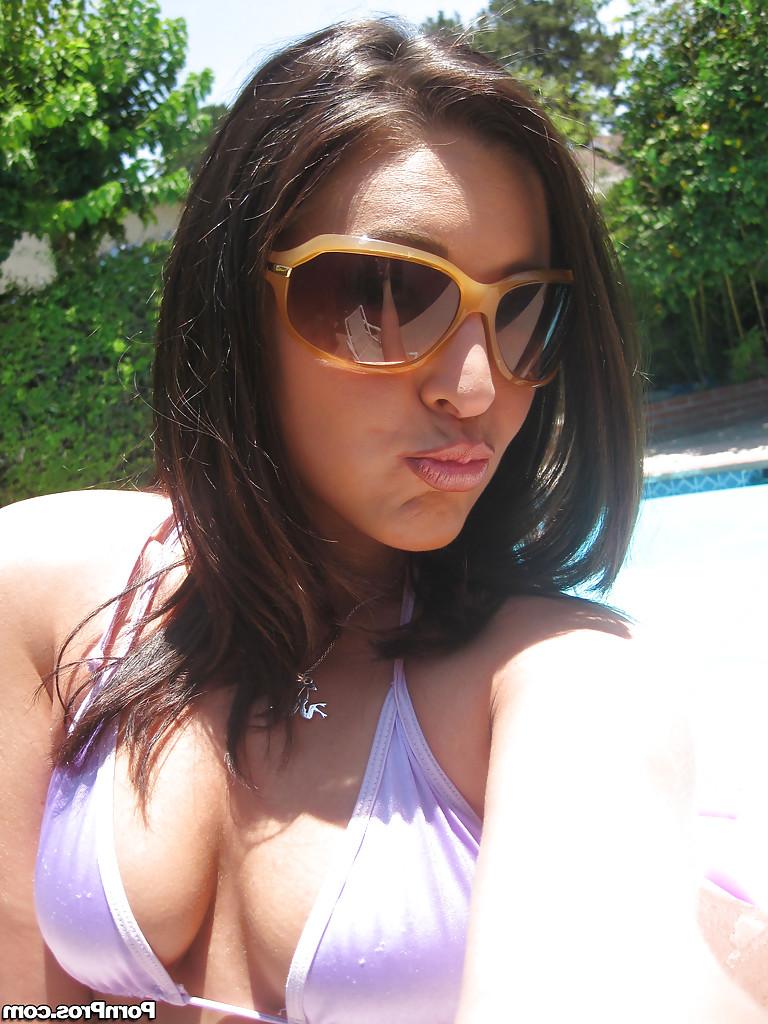 16P Solo show over the pool is the way of self-expression for Gracie Glam