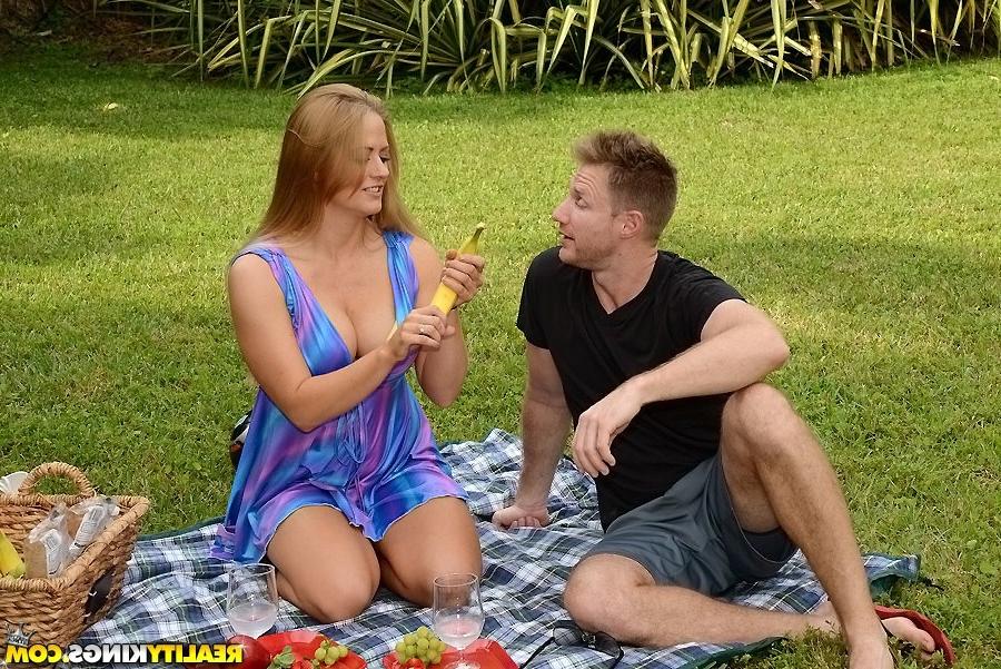 16P Dear cougar Holly Heart puts her cunt on dude's face eagerly