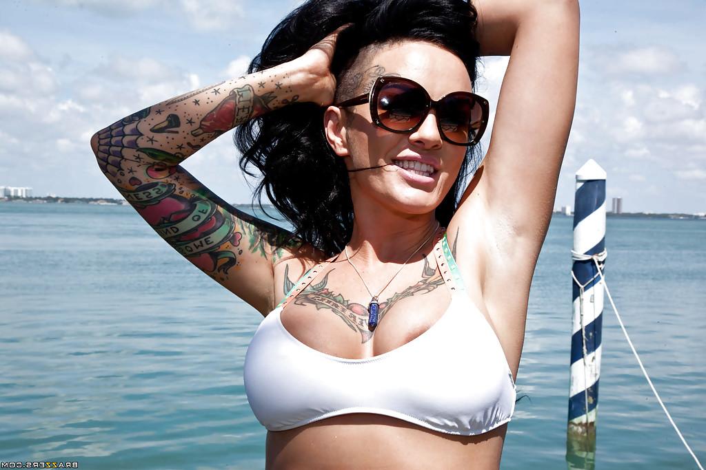 16P Tattooed whore Lolo Luscious exposing big hooters in swimming pool