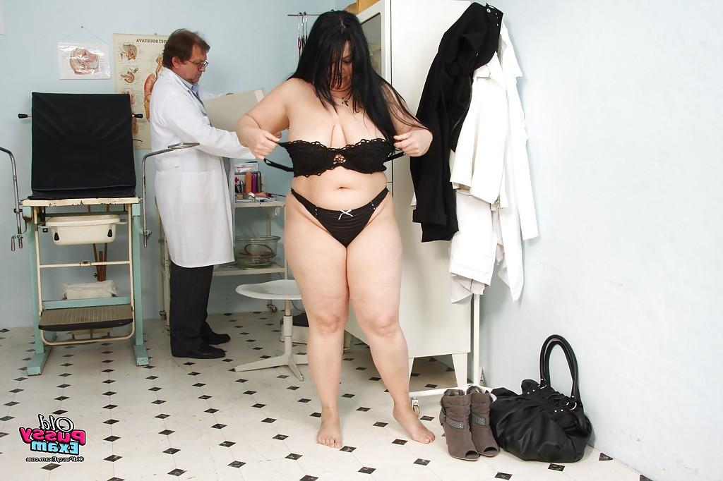 16P Chubby mature with her legs spread wide at the gyno until she squirts