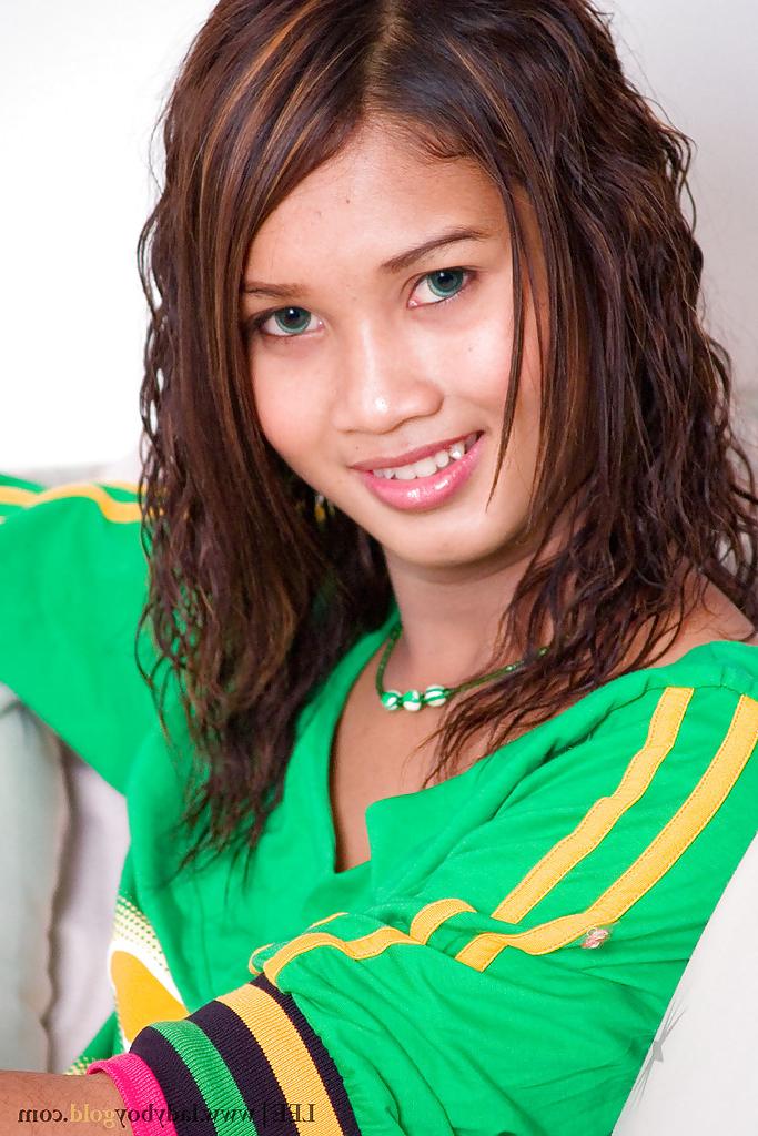 16P Cute teen Asian tranny Lee posing and spreading her tight asshole
