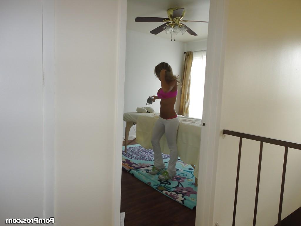 16P Blonde beauty Aubrey Addams slipping out of yoga pants while awaiting masseuse