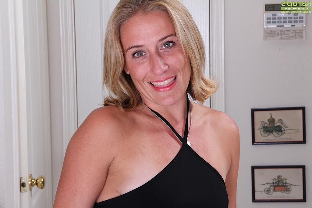 16P Over 30 MILF Sky tugging on erect nips for up close photos