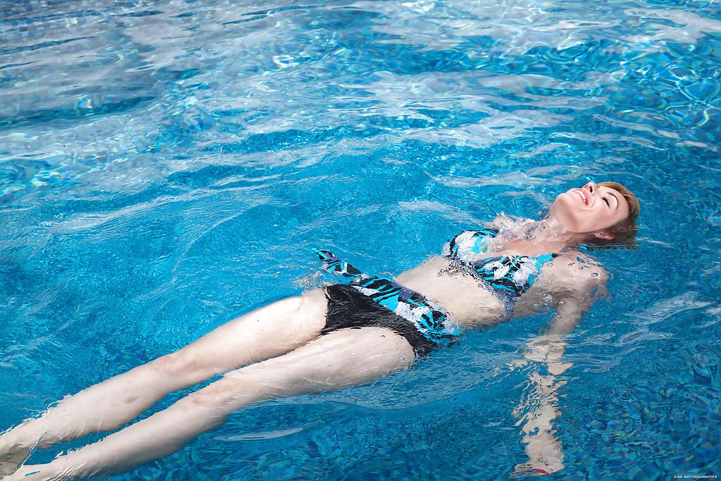 16P Naked mature prostitute Maria spreads her pussy over the pool