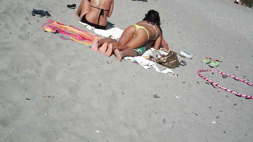 25P Beach butts & ass look fine today