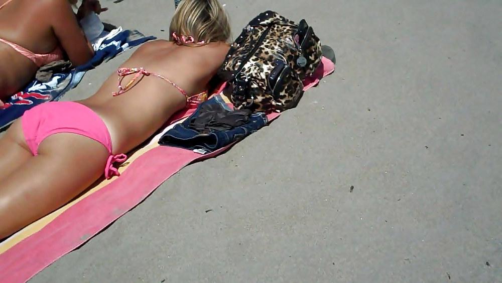 25P Beach butts & ass look fine today