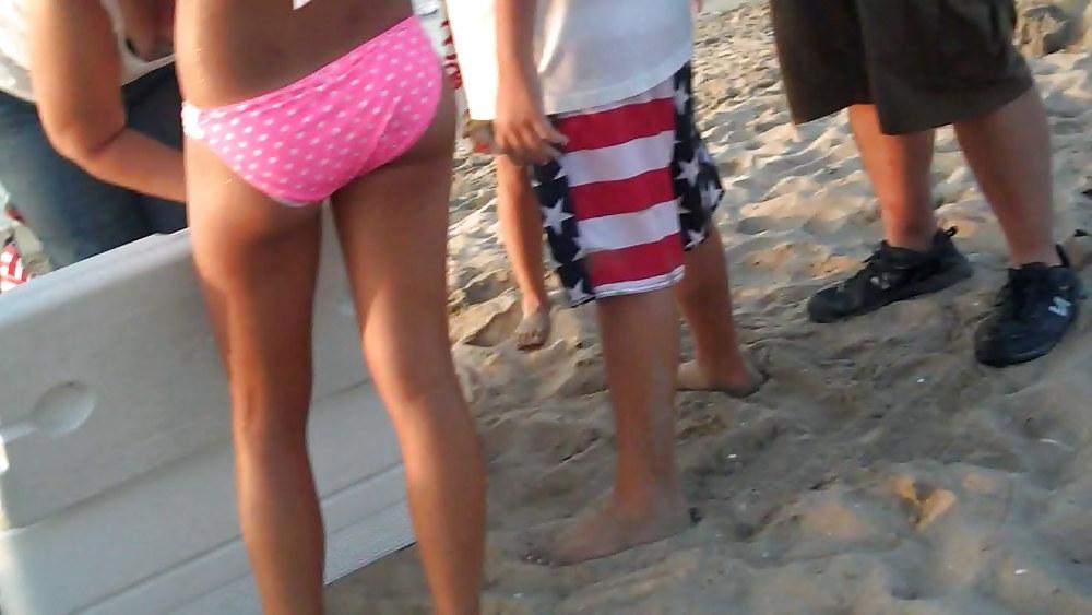 25P Beach butts & ass look fine today