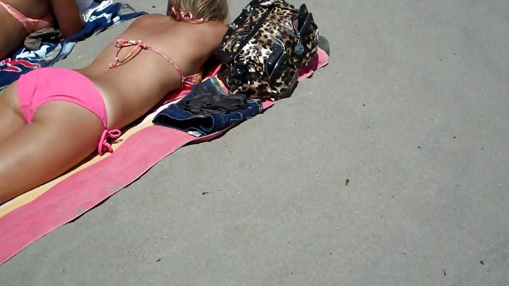 25P Beach butts & ass look fine today