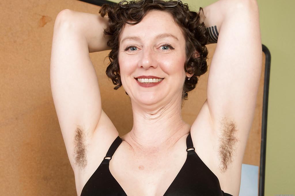 16P Older hirsute secretary Artimesia sliding hosiery over thong adorned butt