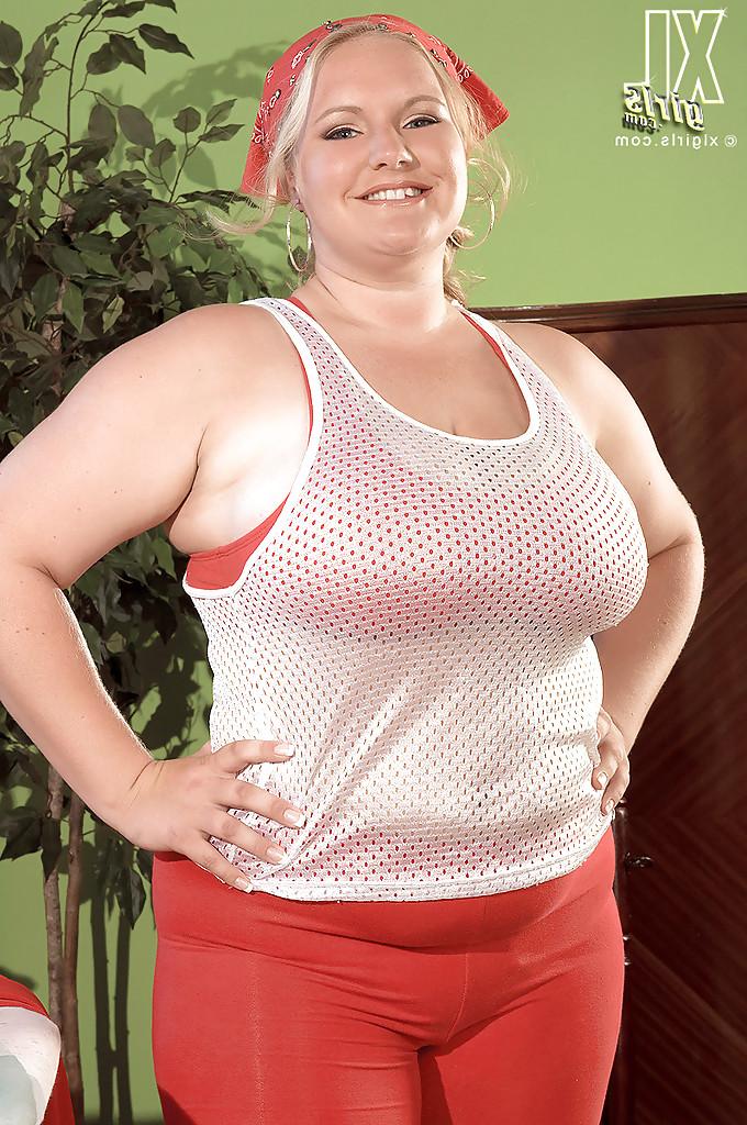 16P Mature chubby babe with big hooters Veronica Vaughn shows her boobs