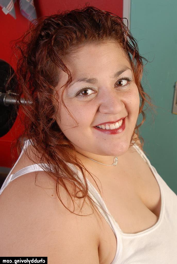 16P Fatty mature SSBBW Reyna poses in the locker room naked on cam