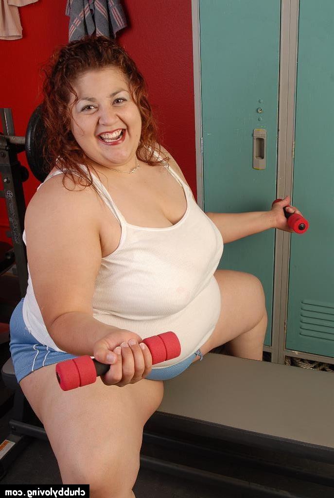 16P Fatty mature SSBBW Reyna poses in the locker room naked on cam